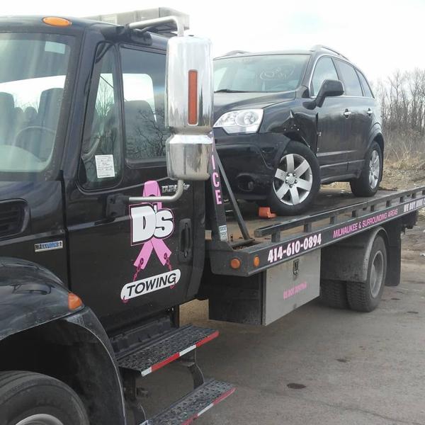 Damaged SUV recovered onto a D's Towing flatbed